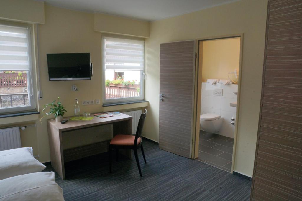 TV a/nebo společenská místnost v ubytování Hotel Zur Heide
