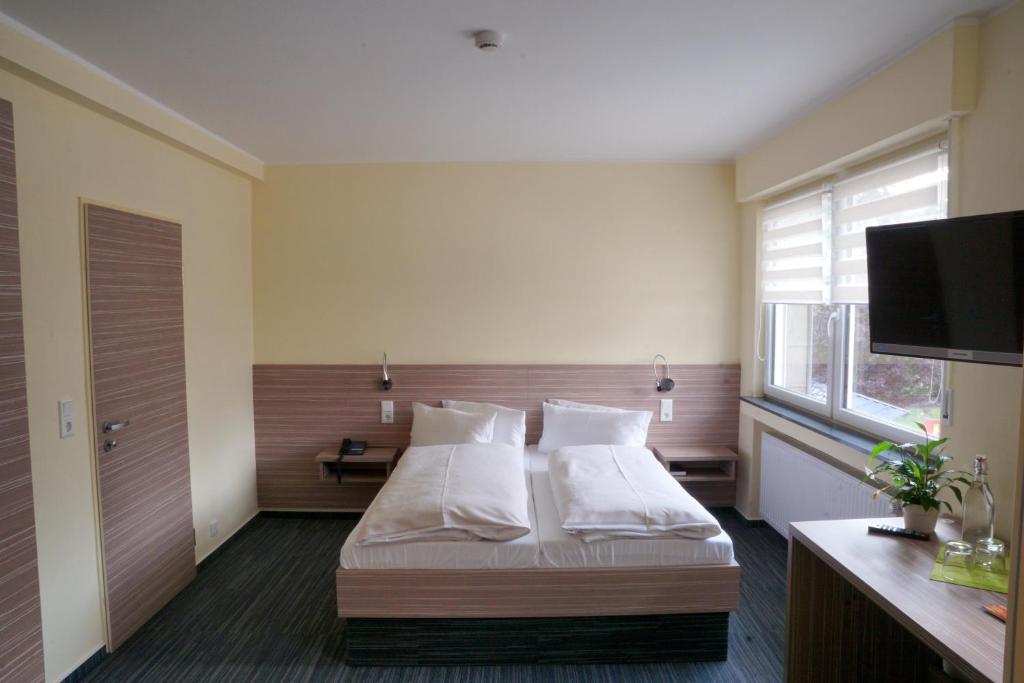 Postel nebo postele na pokoji v ubytování Hotel Zur Heide