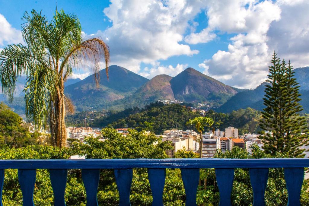 a view of the mountains from a blue bench at HOTEL MONTANAS in Nova Friburgo