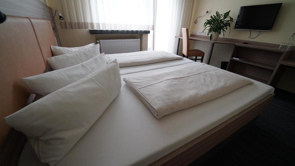Postel nebo postele na pokoji v ubytování Hotel Zur Heide