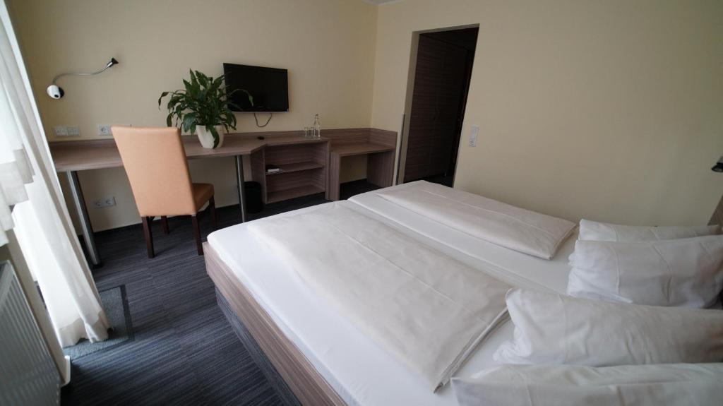 Postel nebo postele na pokoji v ubytování Hotel Zur Heide