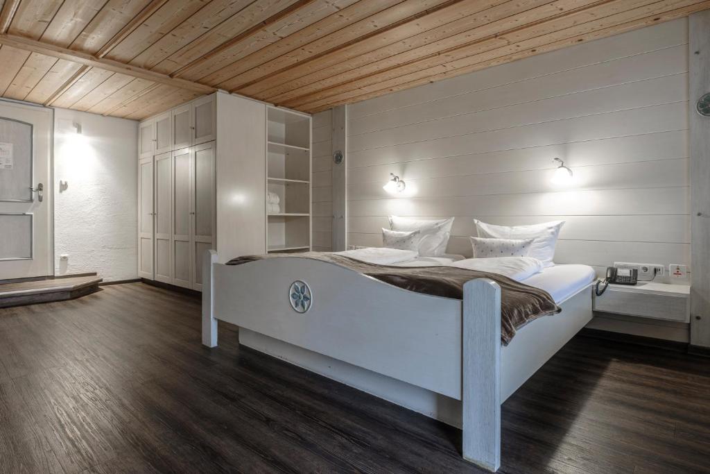 Postel nebo postele na pokoji v ubytování Hotel Bad Rain mit Oberstaufen PlusGolf