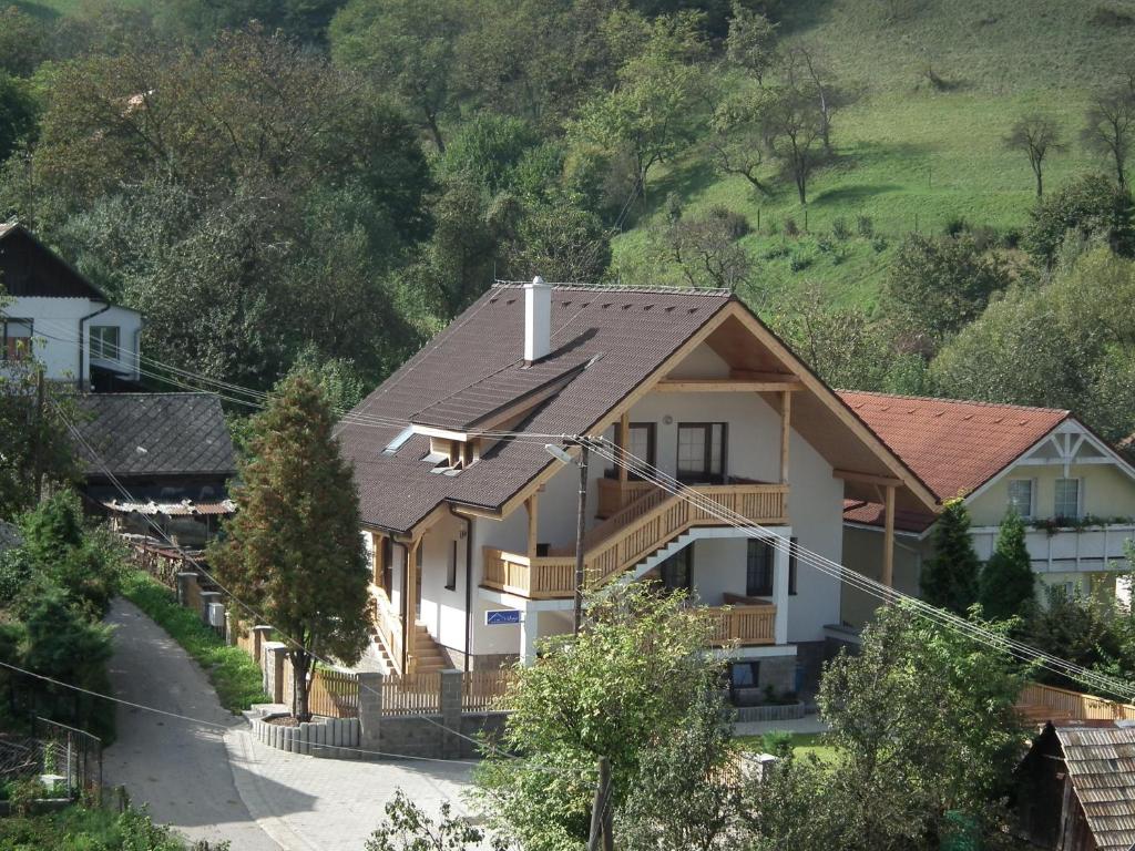 una casa en un pueblo en una colina en Rekreačný dom Vyhne, en Vyhne