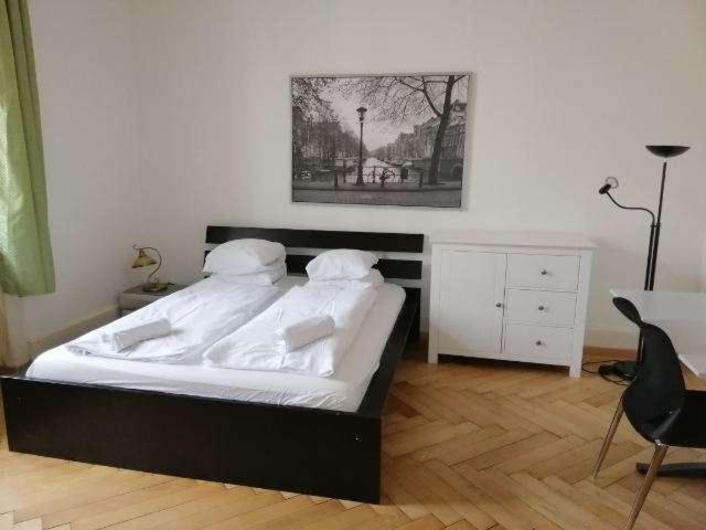 A bed or beds in a room at Homestay Zurich center