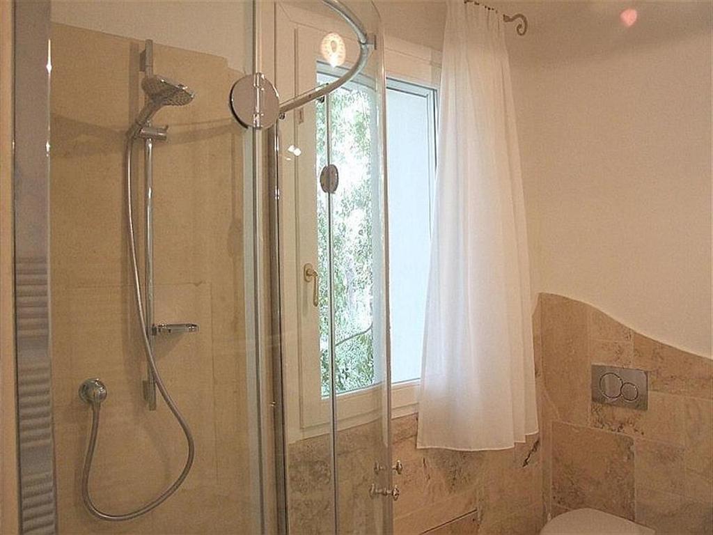 ein Bad mit einer Dusche und einer Glastür in der Unterkunft Apartment- Iris in Marina di Castagneto Carducci