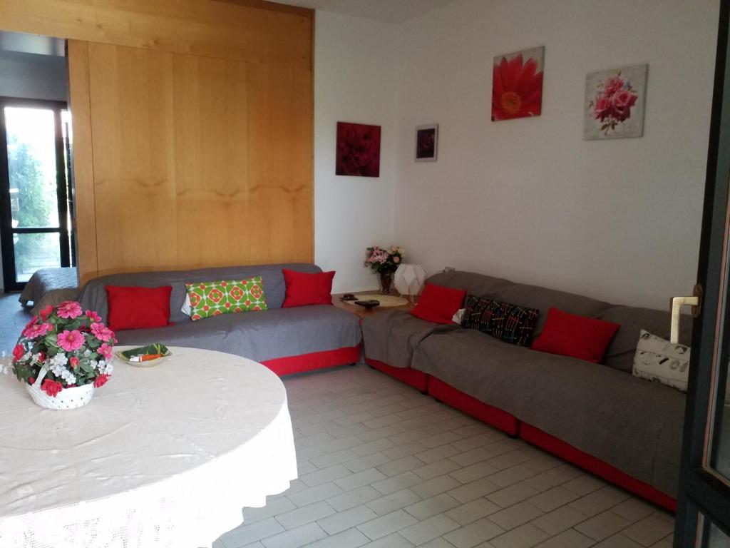 - un salon avec un canapé et une table dans l'établissement GRAZIOSA casa vacanze tra sheraton hotel e baia verde hotel, à Aci Castello