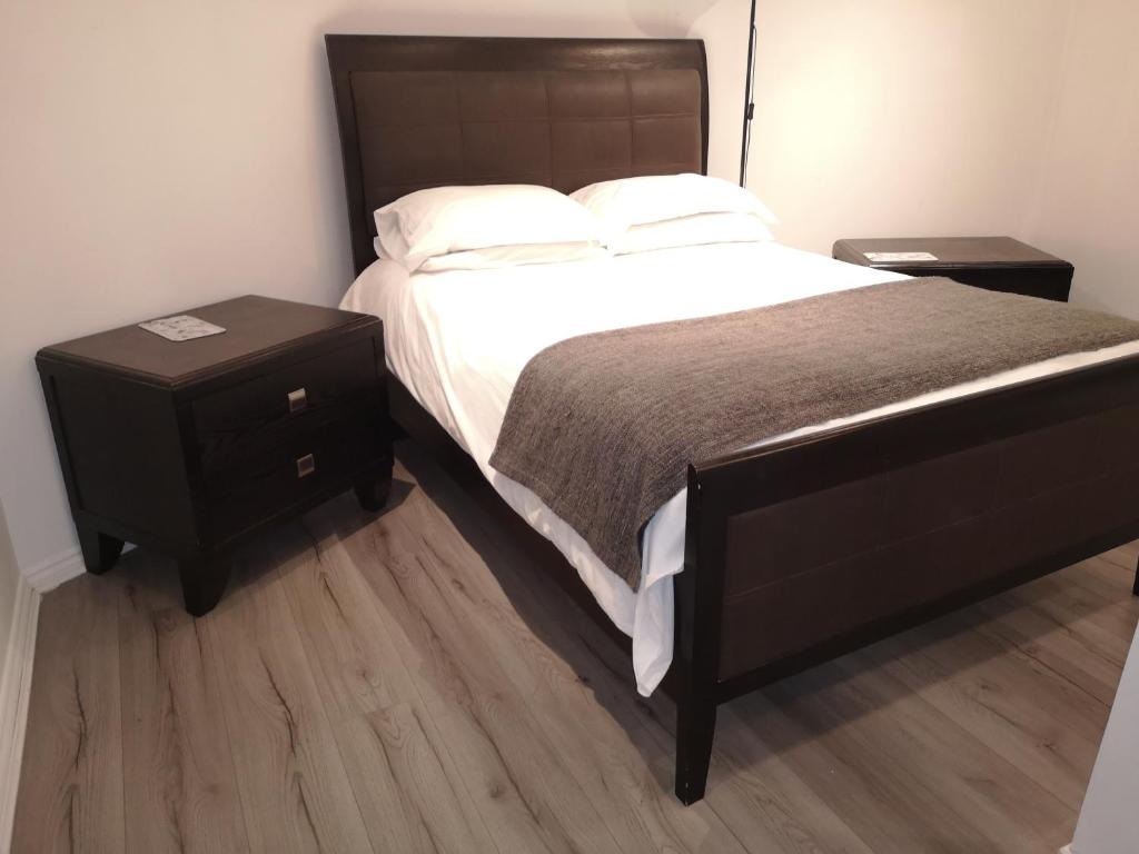 格拉斯哥的住宿－格拉斯哥漢普頓花園式公寓，一间卧室设有一张大床和两个床头柜