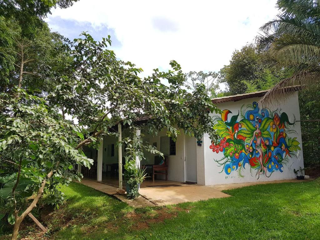 Una casa con un cuadro a un lado. en Pousada Luz do Jamacá, en Chapada dos Guimarães