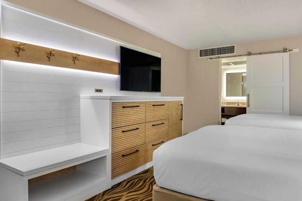 Wyndham Garden Lake Buena Vista Disney Springs® Resort Area - Standard Room With Two Double Beds - Courtyard View