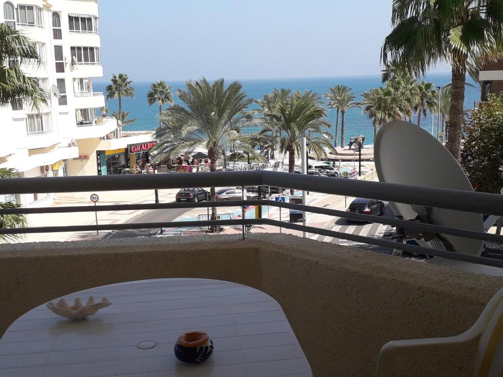 uma varanda com uma mesa e vista para a praia em playa mar 2 em L'Alfàs del Pi