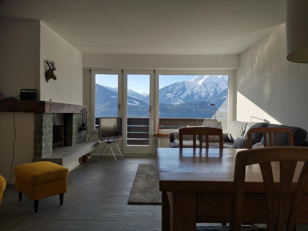 ein Wohnzimmer mit Bergblick in der Unterkunft Ferienwohnung in Trin in Trin