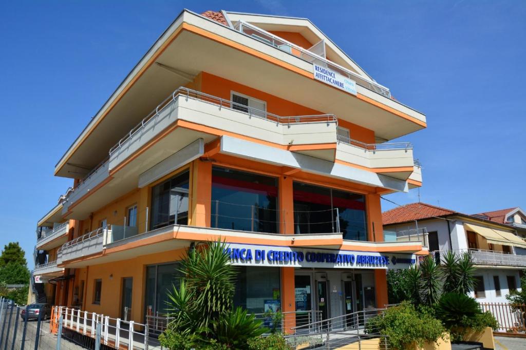 um edifício laranja com um cartaz em Residence Chiara em Chieti