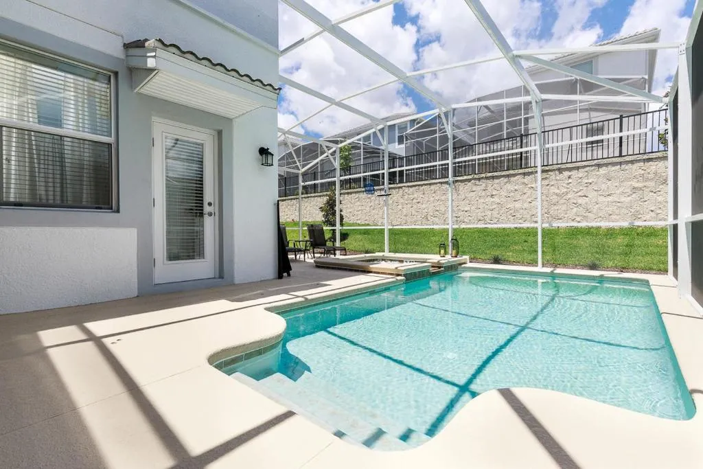 Champions Gate Villa Sleeps 12 with Pool and WiFi, Davenport, United States