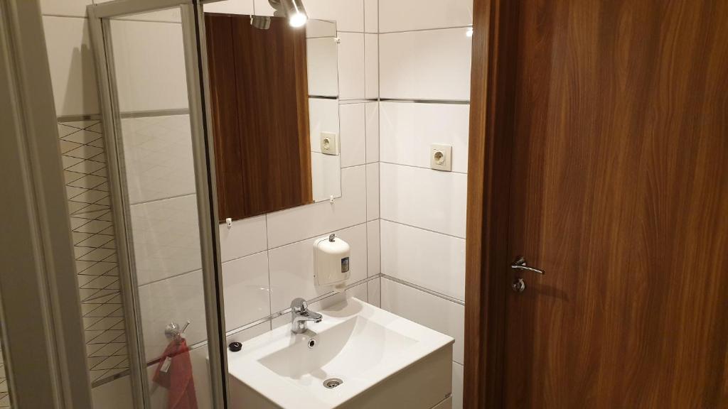 Búzavirág Apartmanház - 湖景公寓