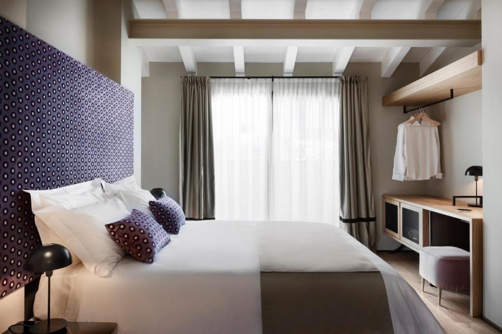 A bed or beds in a room at Speronari Suites