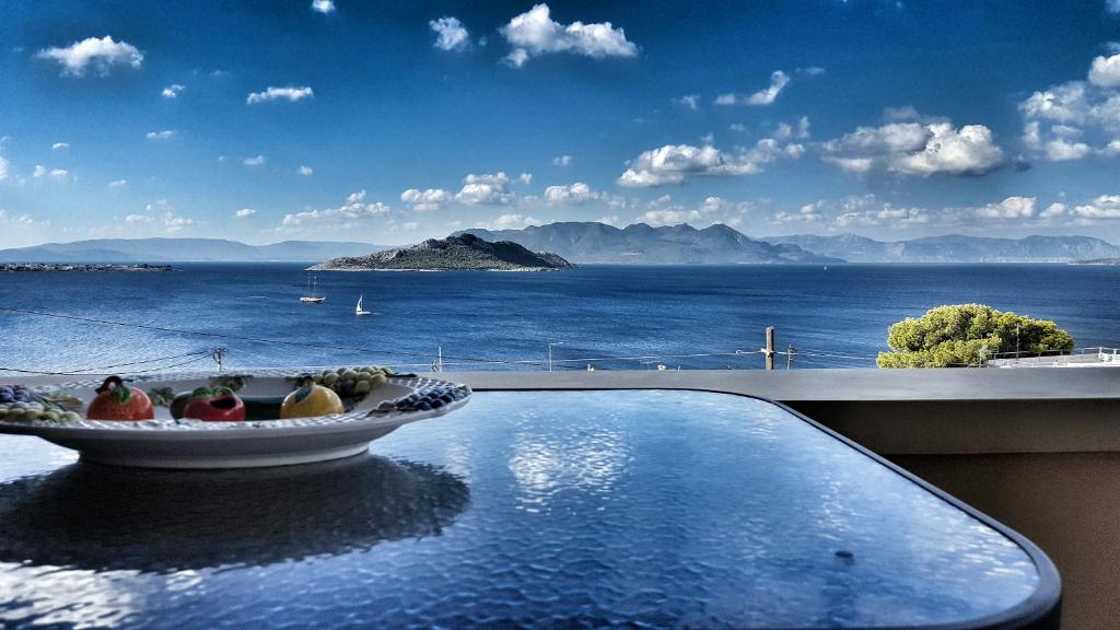 una piscina con vistas al océano en Cozy Sunset House, en Aegina Town