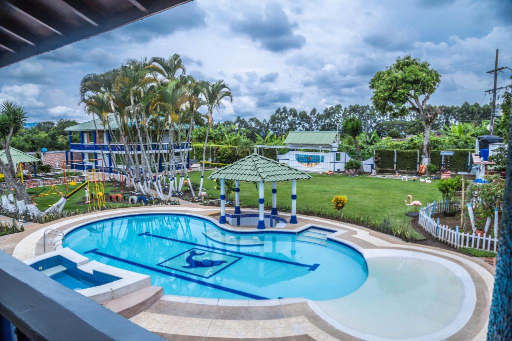 蒙特內格羅的住宿－Finca Hotel La Molienda Quindiana，度假村的游泳池,带游乐场