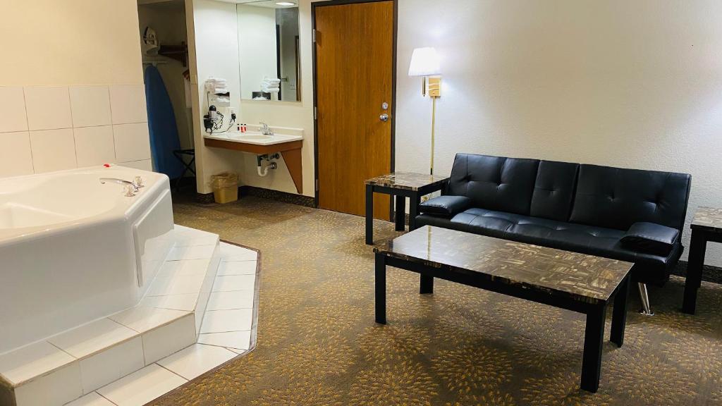Super 8 by Wyndham Mokena/Frankfort /I-80 - Deluxe Queen Suite With Hot Tub - Non-Smoking