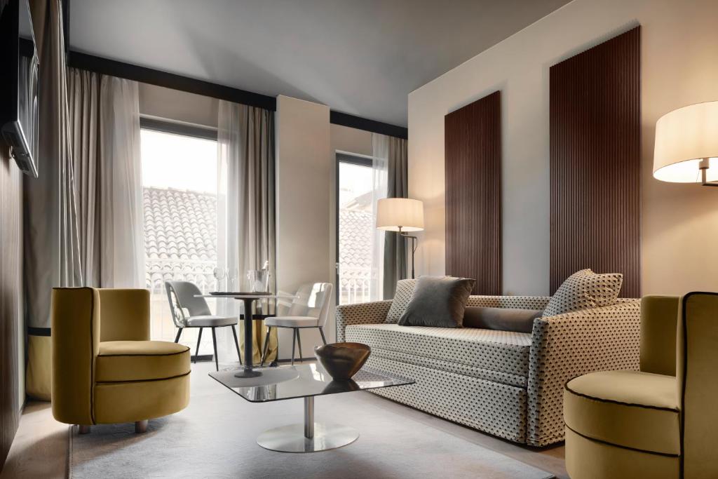 A seating area at Speronari Suites