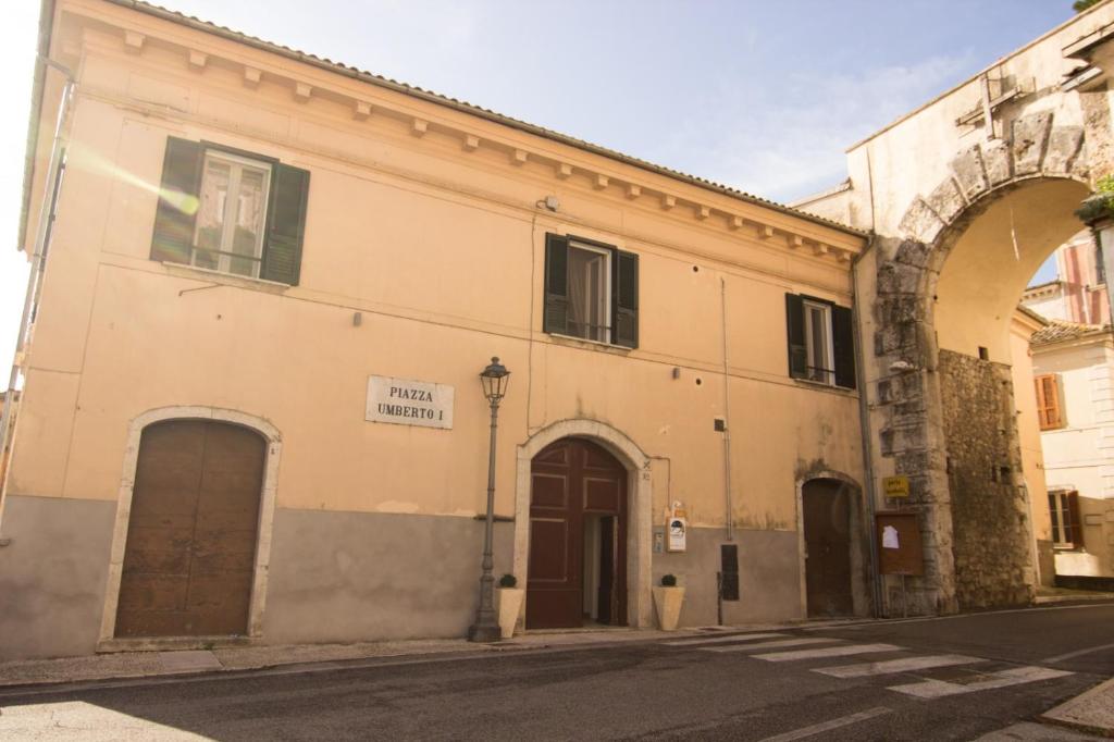 un vieux bâtiment avec une arche dans une rue dans l'établissement A Casa Di, à Alvito