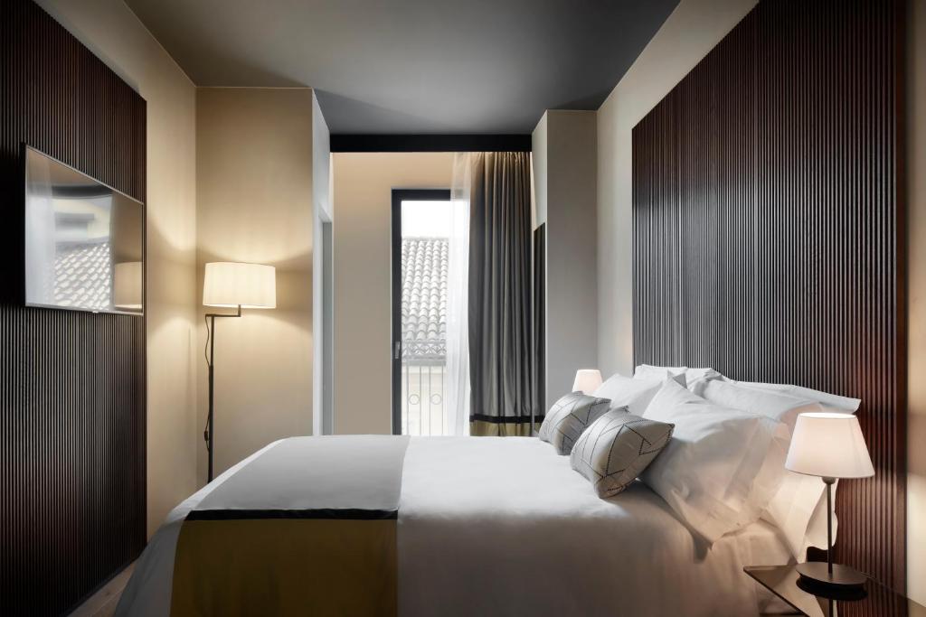 A bed or beds in a room at Speronari Suites