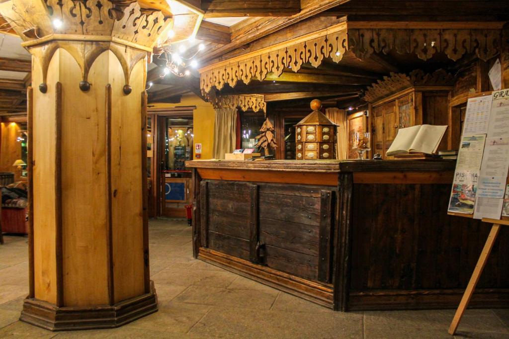 Lounge nebo bar v ubytování Grand Hotel Sestriere