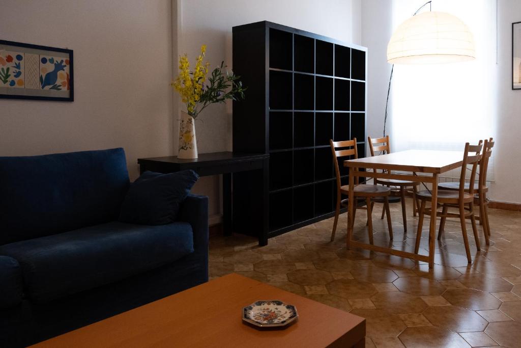 a living room with a couch and a table at Appartamento 2 in centro a Roma in Rome