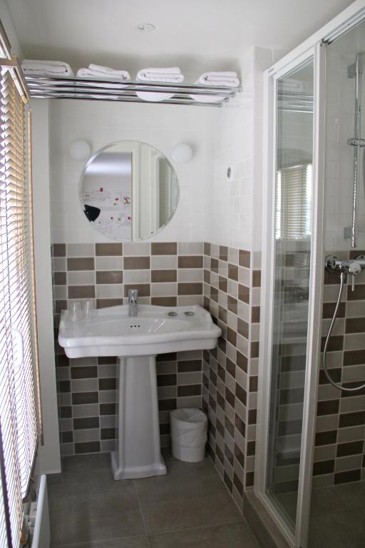 Hôtel des 3 Poussins - Resim 19