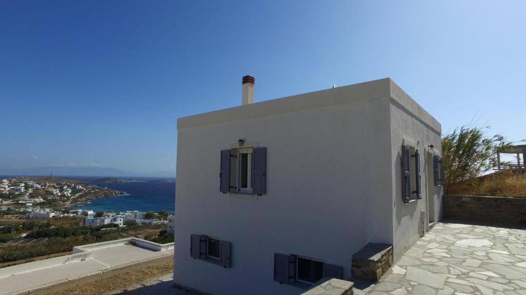 un edificio blanco con vistas al océano en Anna, en Azolimnos