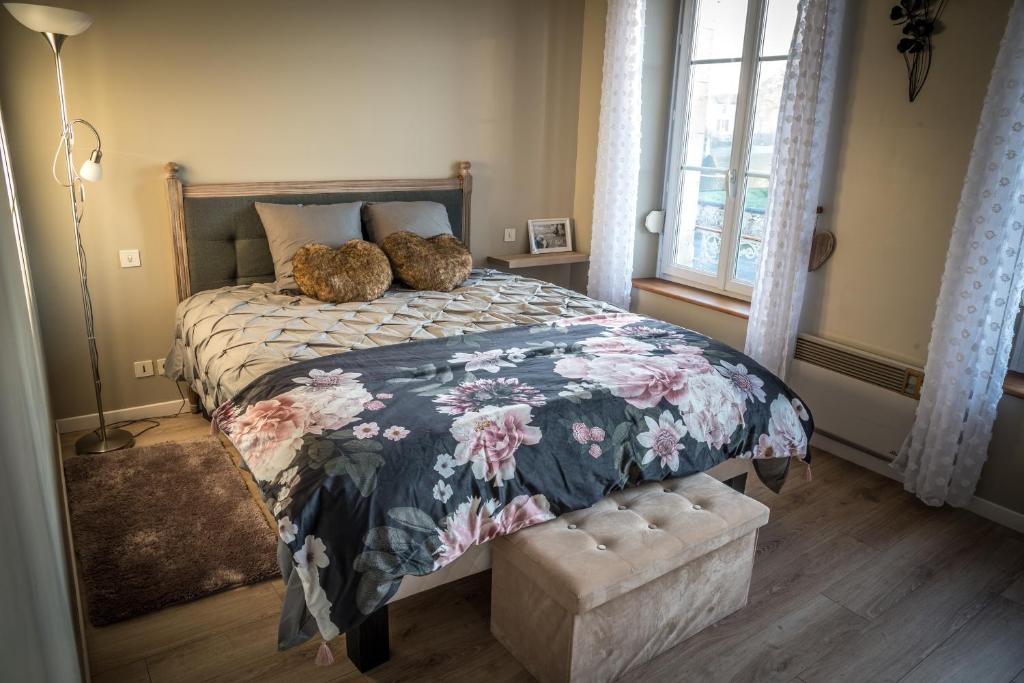 a bedroom with a bed with two teddy bears on it at LE JABLOIRE in Florent-en-Argonne