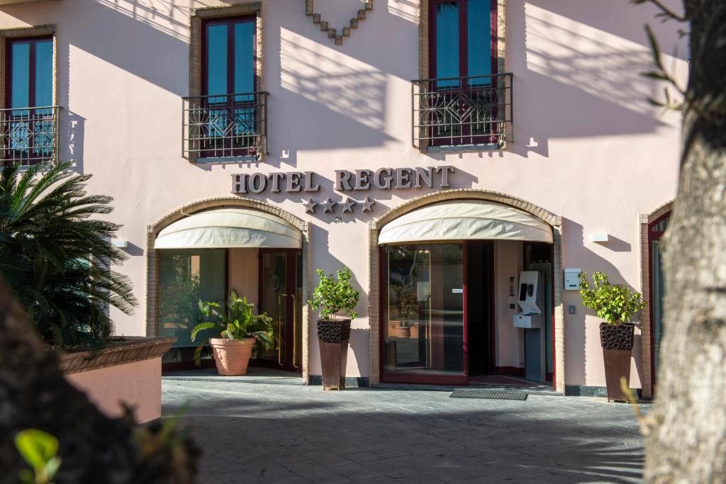 un hotel exterior con una habitación de hotel en Hotel Regent - In pieno Centro, en San Benedetto del Tronto