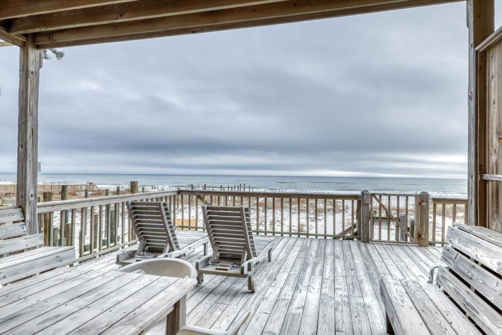 - deux chaises sur une terrasse avec vue sur l'océan dans l'établissement Sundance East, à Gulf Shores