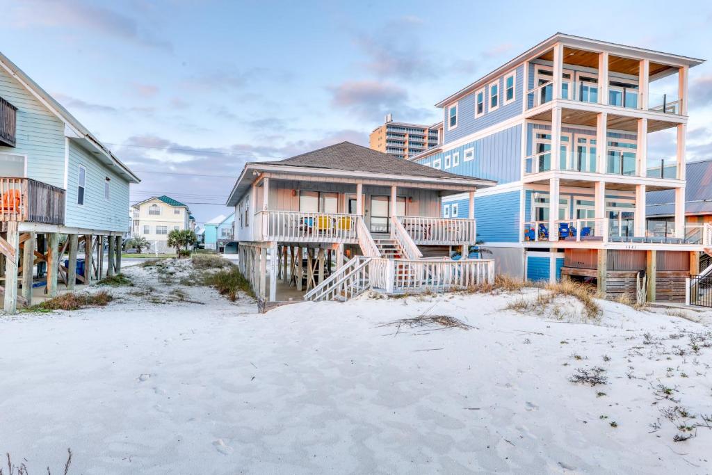 una casa sulla spiaggia accanto a alcune case di The Beach House a Gulf Shores
