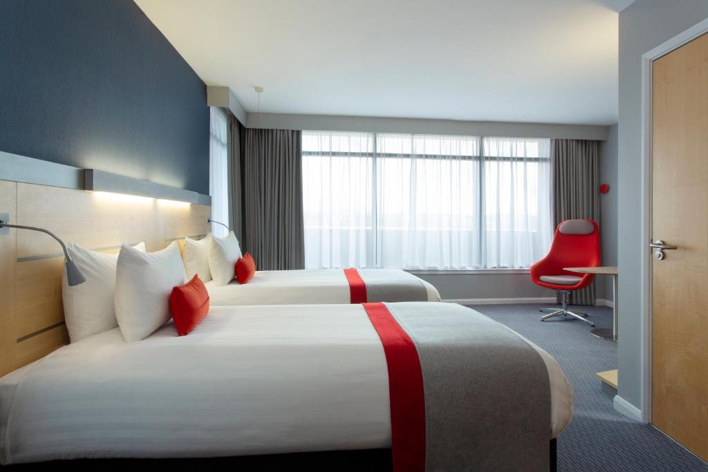 Postel nebo postele na pokoji v ubytování Holiday Inn Express Cheltenham Town Centre by IHG