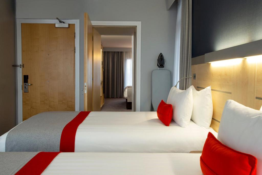 Postel nebo postele na pokoji v ubytování Holiday Inn Express Cheltenham Town Centre by IHG