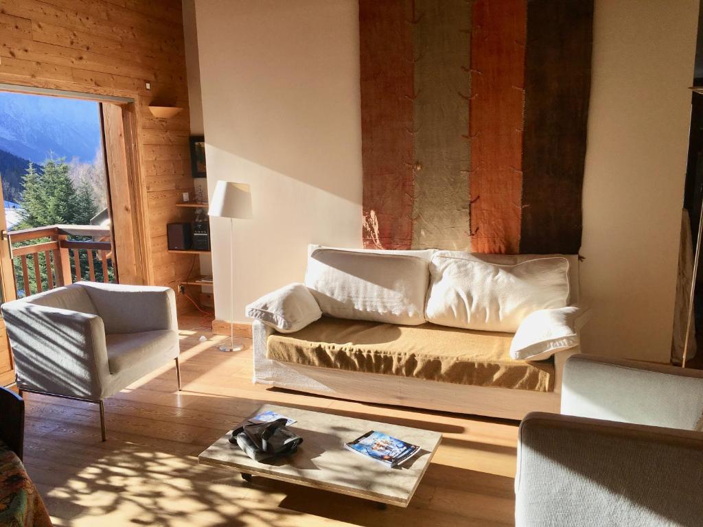 sala de estar con sofá y mesa en Appartement Arolles, en Chamonix-Mont-Blanc