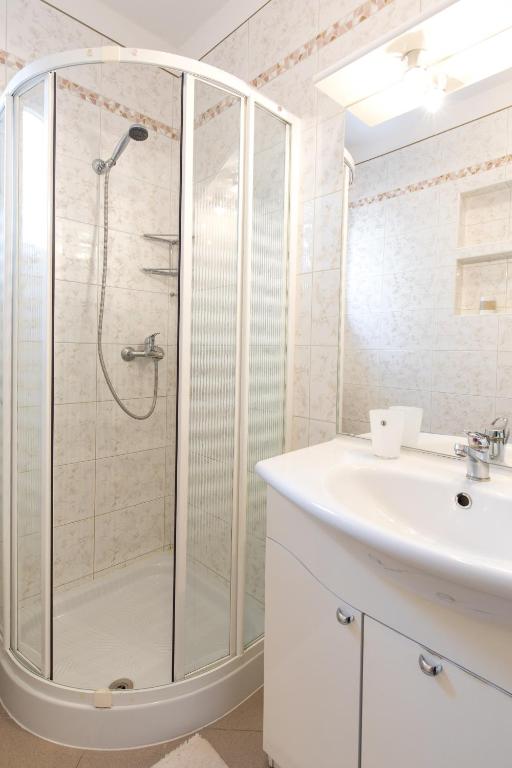 Koupelna v ubytování Apartments Morozin