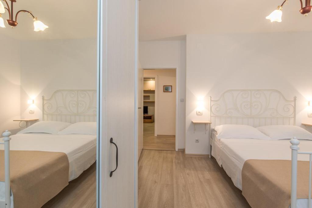 Postel nebo postele na pokoji v ubytování Apartments Morozin