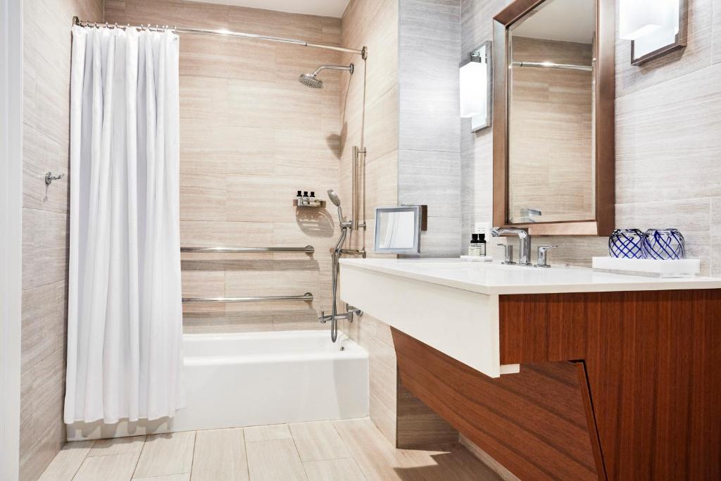 Poolside Villa with Two Queen Beds and Bath Tub - Mobility Accessible