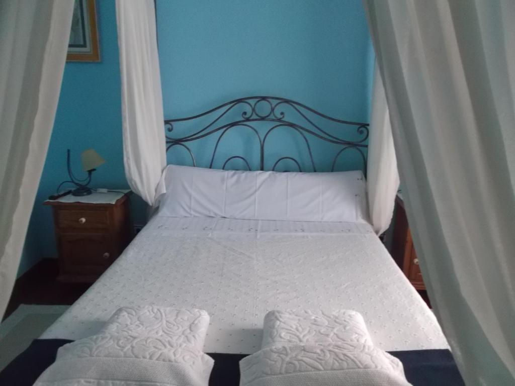 A bed or beds in a room at Hotel Rural El Rincón de Gadea