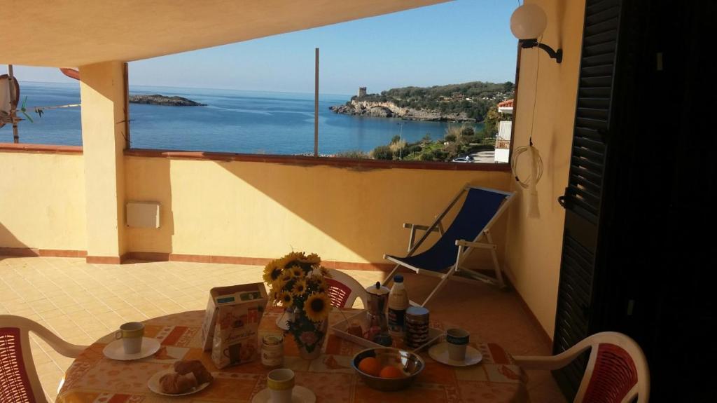 Zimmer mit einem Tisch und Meerblick in der Unterkunft Bellavista in Marina di Camerota