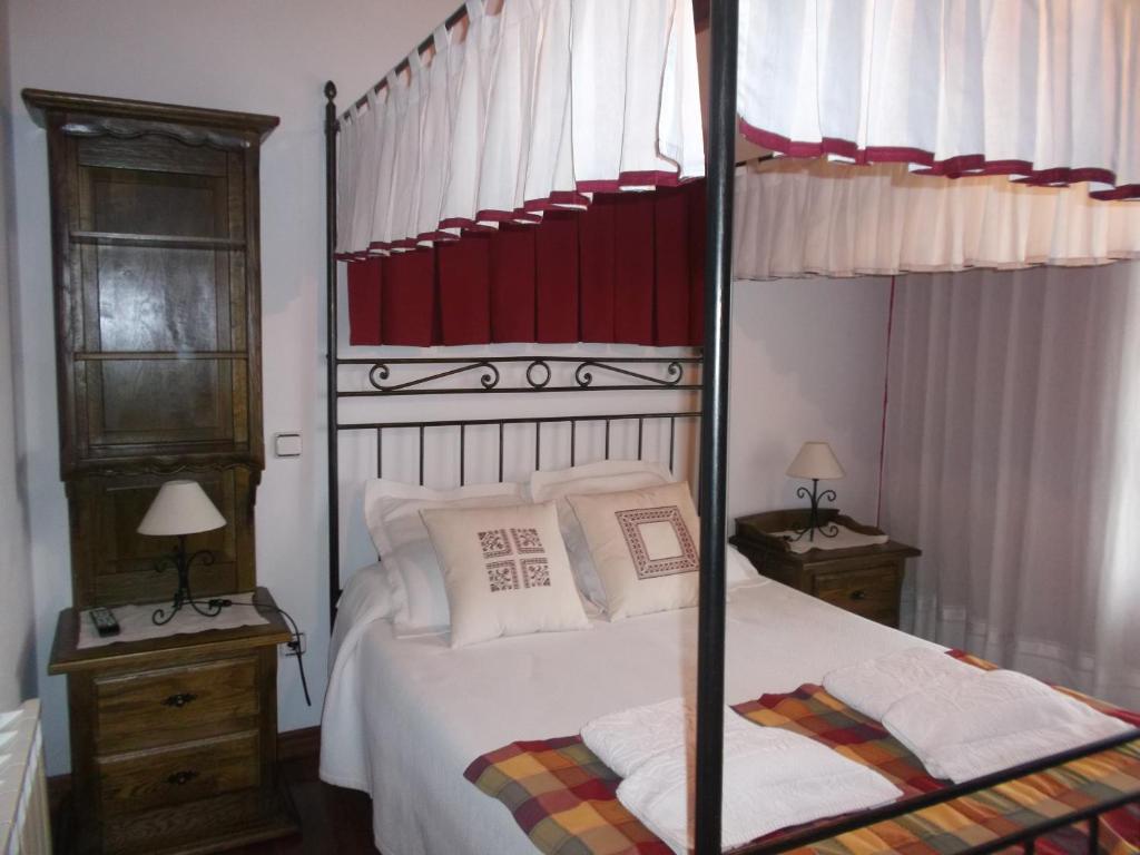 A bed or beds in a room at Hotel Rural El Rincón de Gadea
