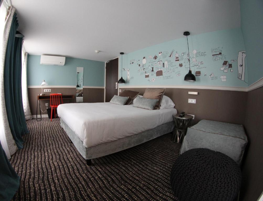 Hôtel des 3 Poussins - Resim 38