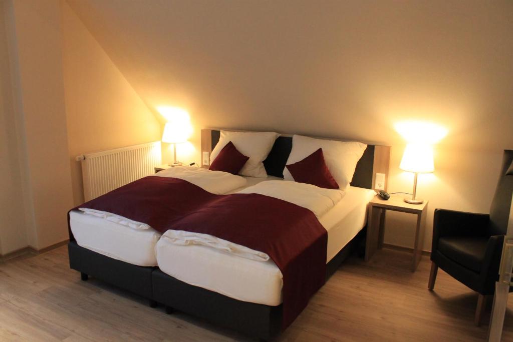 Postel nebo postele na pokoji v ubytování Troll's Brauhaushotel