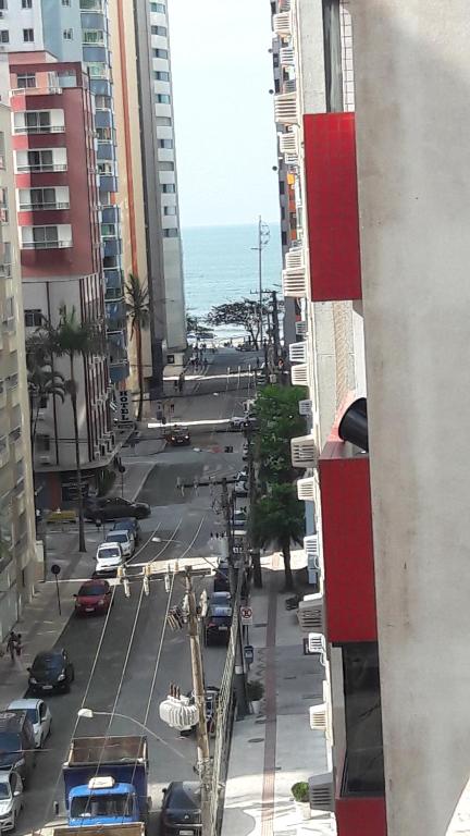 - Vistas a una calle de la ciudad con coches y al océano en Apartamento quadra mar, en Balneário Camboriú