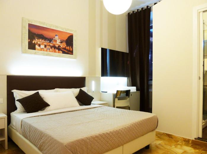 a bedroom with a bed and a lamp and a window at Manila Inn in Rome