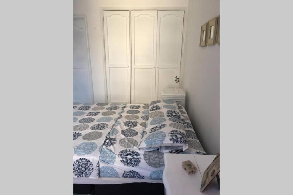 um quarto com uma cama com uma cabeceira branca em APARTAMENTO LAGUITO em Cartagena das Índias