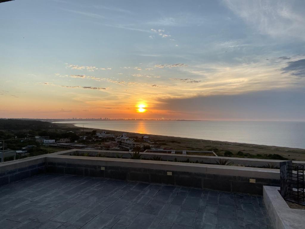 una vista de la puesta de sol desde el techo de un edificio en Apartamento en Sierra Ballena 2, vistas unicas, en Punta del Este