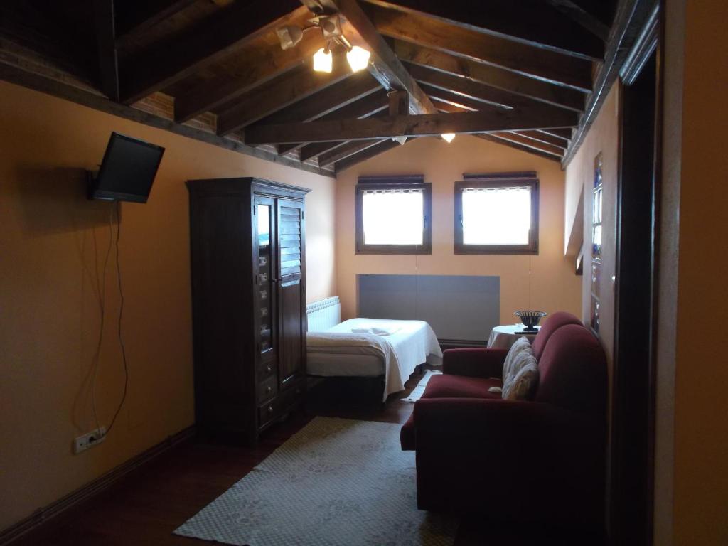 A bed or beds in a room at Hotel Rural El Rincón de Gadea