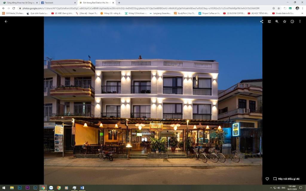 會安的住宿－Backhome Hostel & Bar，一座有灯的大建筑